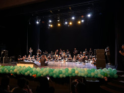 Crianças e jovens com autismo e down encantam público com apresentação musical